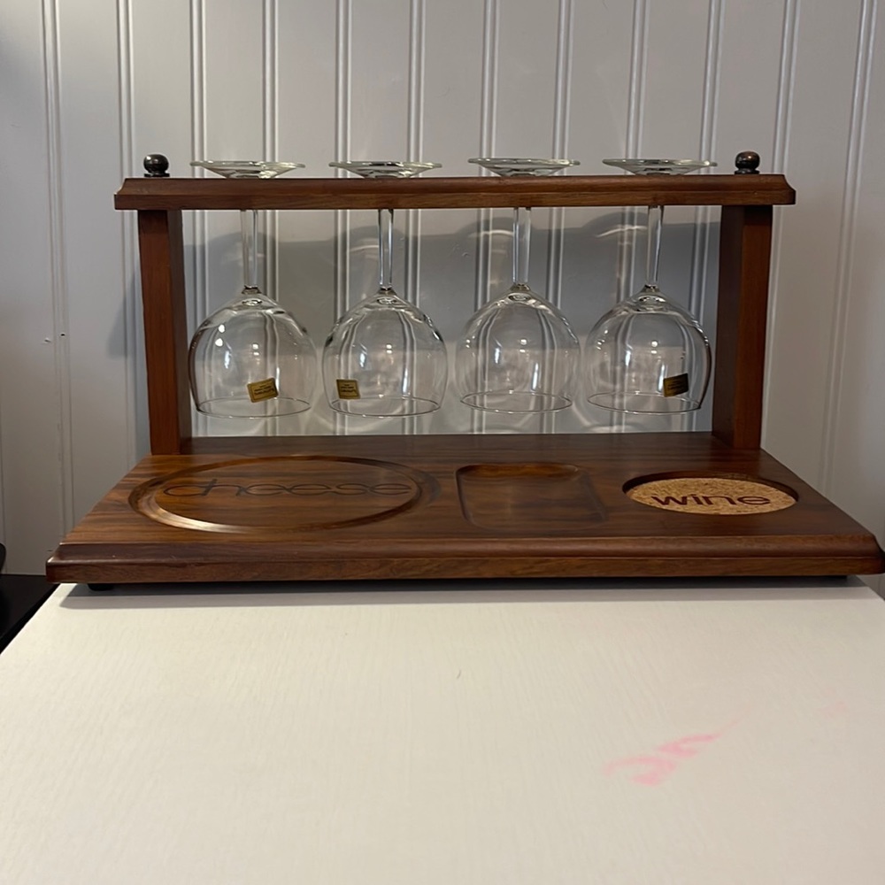 VINTAGE WINE N DINE COMPLETE WINE AND CHEESE SET. WOODEN WITH 4 GLASSES